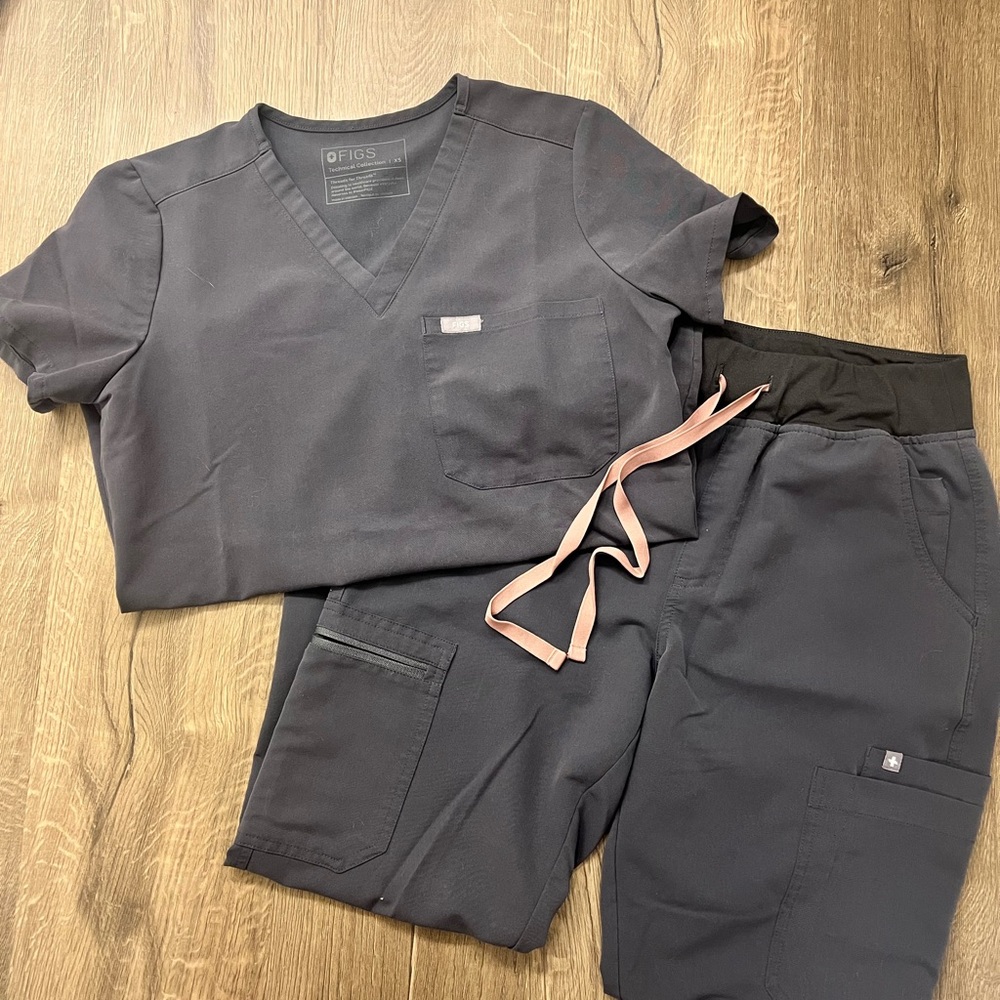 Figs Charcoal Scrub Set